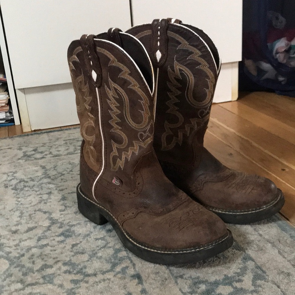 Round toed Justin Boots